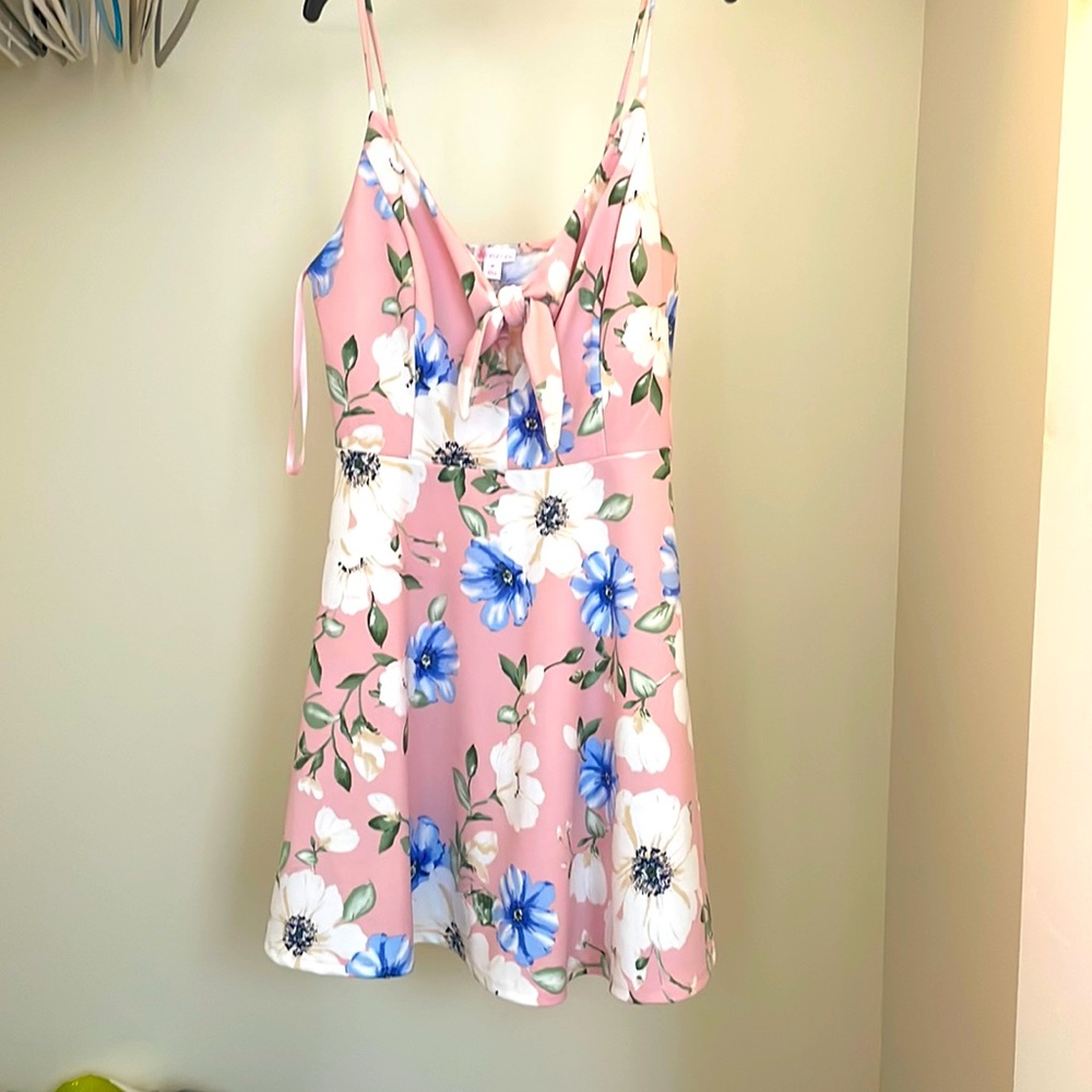 Short pink floral dress. Size Medium